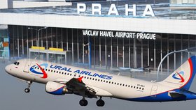 Airbus A32 ruské společnosti Ural Airlines neplánovaně přistálo v Praze.