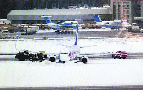 Letoun skončil ve sněhu.