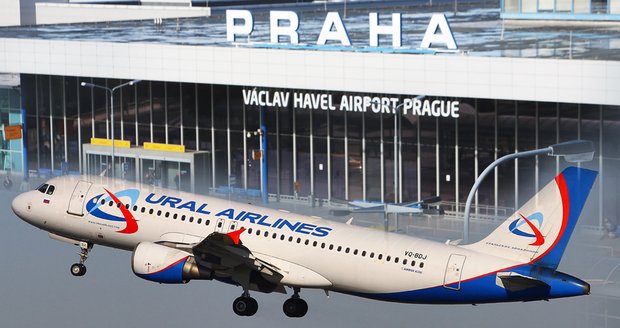 Airbus A32 ruské společnosti Ural Airlines neplánovaně přistálo v Praze.