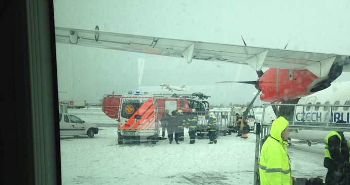 Po nouzovém přistání k letadlu okamžitě přijeli záchranáři