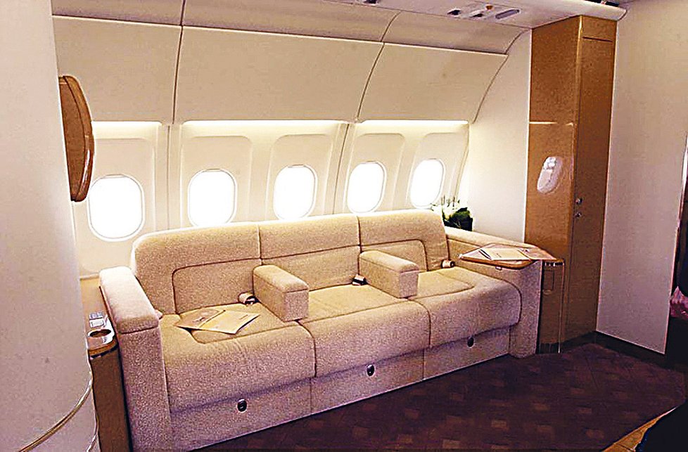 Na gauči ve vládním letounu si může ministr Vondra pohovět jako doma