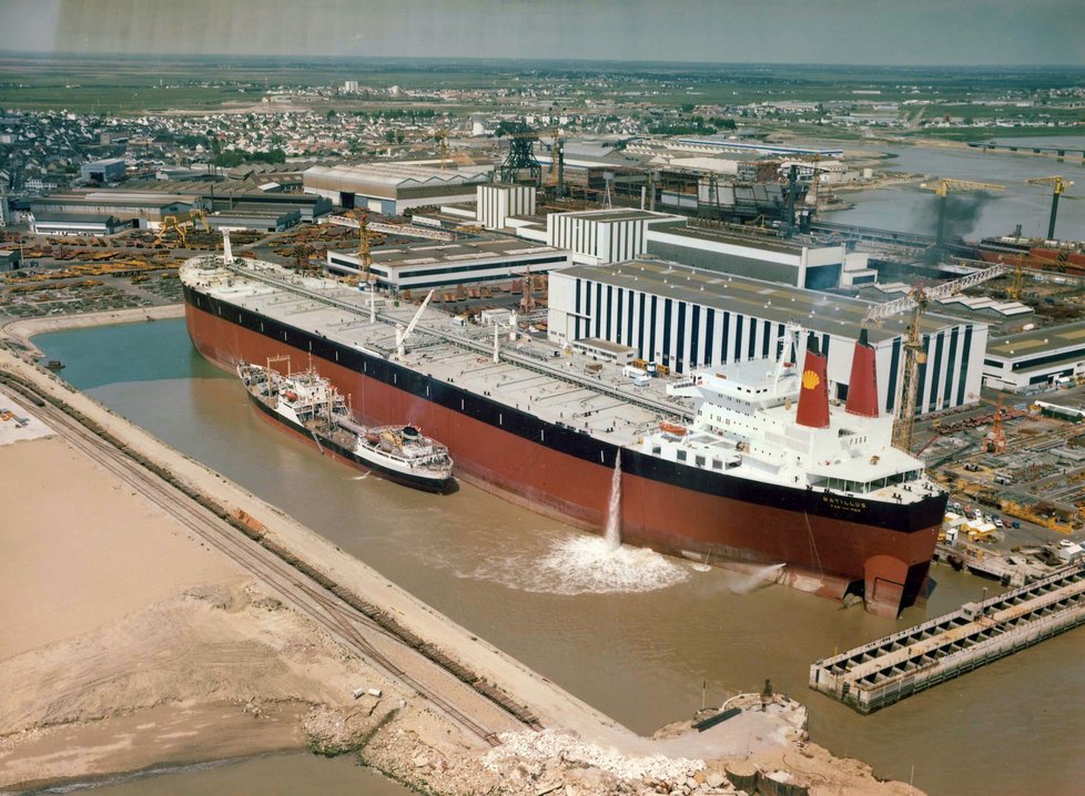 414 metrů dlouhý supertanker Batillus v přístavu Saint Nazaire roku 1976