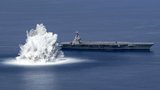 Americká chlouba míří k Izraeli: Obří loď se stíhačkami i vrtulníky doprovází torpédoborce 