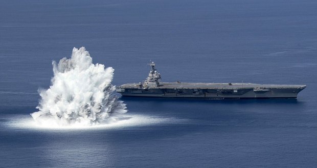 Americká chlouba míří k Izraeli: Obří loď se stíhačkami i vrtulníky doprovází torpédoborce 