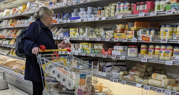 Česká obchodní inspekce loni v souvislosti s poskytováním slev provedla 1755 kontrol. A v 796 případech (45,36 %) načapala obchodníky, jak na slevách podvádí.