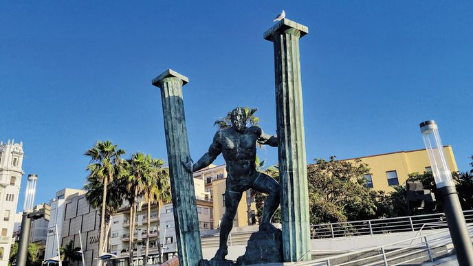 Ceuta je město soch. Nejznámější jsou Herkulovy sloupy.