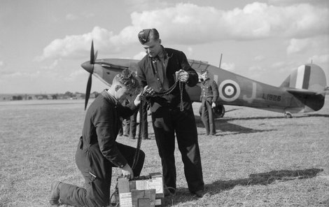 Příprava nábojů pro Vašátkův letoun Supermarine Spitfire.