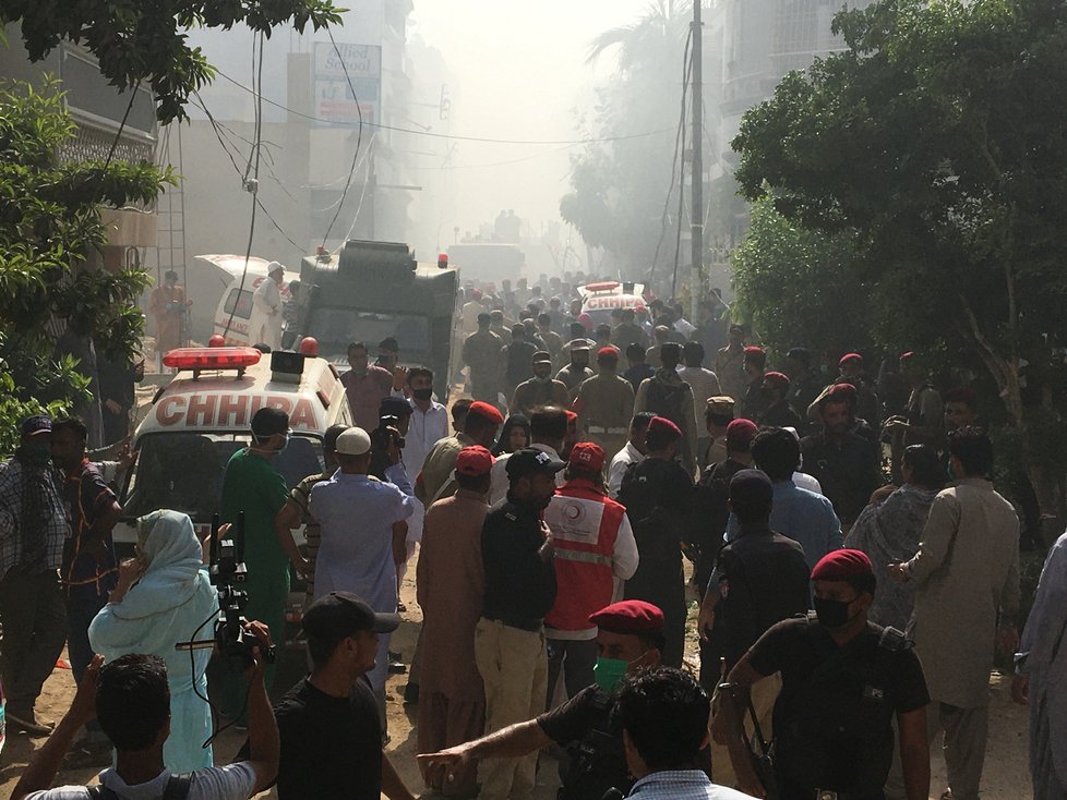V Pákistánu se zřítilo civilní letadlo se stovkou lidí na palubě.