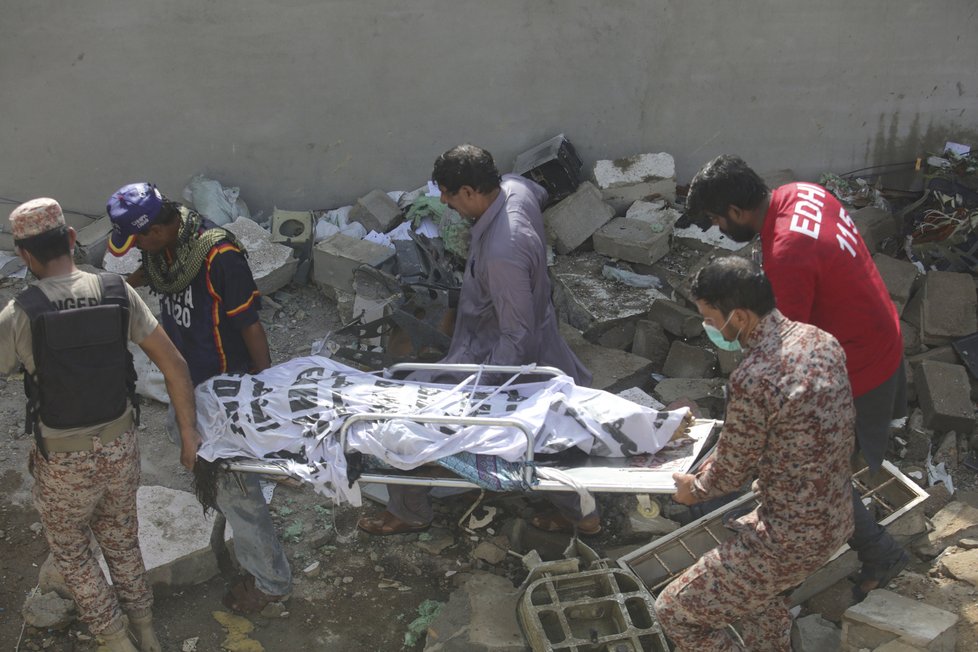 V Pákistánu se zřítilo civilní letadlo se stovkou lidí na palubě.