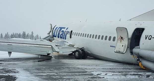 Boeing se 100 lidmi nezvládl přistání na zledovatělou dráhu. Čumákem skončil v poli