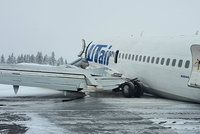 Boeing se 100 lidmi nezvládl přistání na zledovatělou dráhu. Čumákem skončil v poli