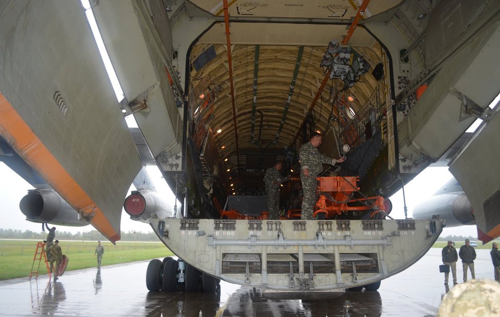 Pohled do nákladního prostoru ukrajinského letounu Iljušin IL - 76 MD.