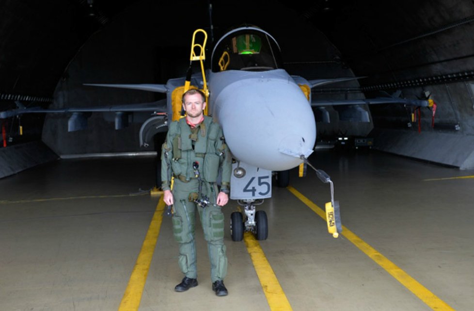 Kapitán Martin Špaček působí jako display pilot gripenu, tedy s licencí k předvádění pilotáže s tímto typem letadla na leteckých show už čtvrtým rokem.