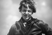 Amelia Earhartová chtěla obletět celý svět: Slavná pilotka zemřela strašlivou smrtí!