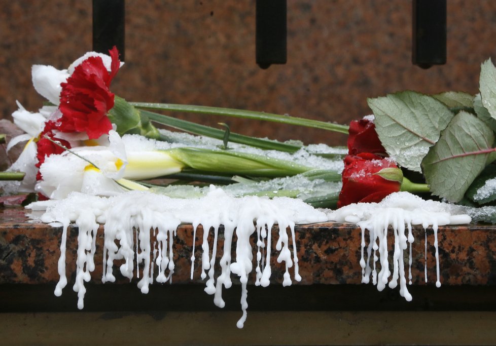 Lidé uctívají památku obětí ukrajinského letadla, které se zřítilo u Teheránu.