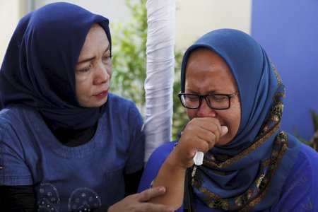 Na letišti v Jakartě čekají na zprávy o svých blízkých zdrcené rodiny lidí ze zříceného letadla.