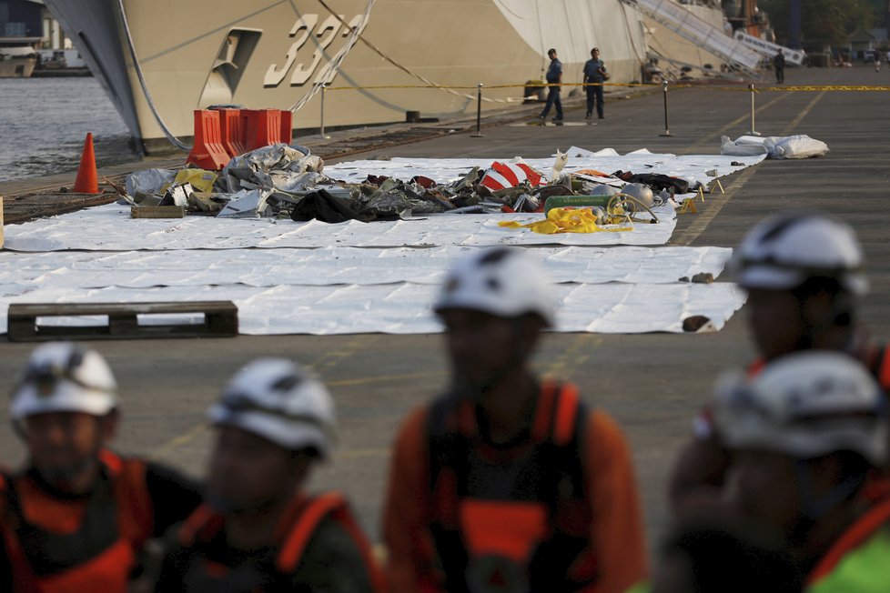 Z moře byly vytaženy osobní věci obětí letu JT-610 společnosti Lion Air a trosky letadla.