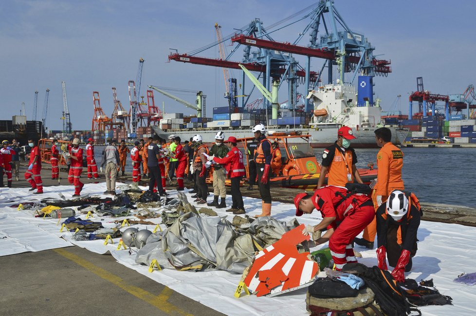 Z moře byly vytaženy osobní věci obětí letu JT-610 společnosti Lion Air a trosky letadla.