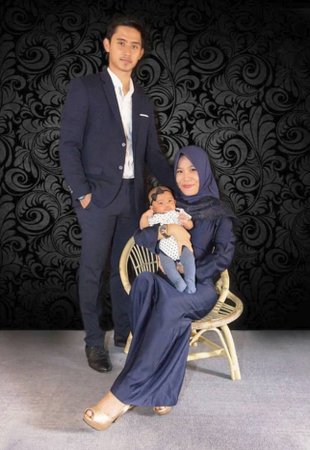 Na palubě tragického letu JT-610 Boeingu 737 indonéské letecké společnosti Lion Air cestovali také Rizal Gilang Sanusi Putra s manželkou Witou a patnáctiměsíční dcerou Kyarou.