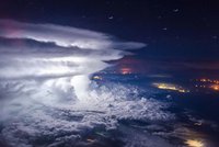 Nebeská nádhera: Pilot fotí blesky a bouřky z kokpitu letadla
