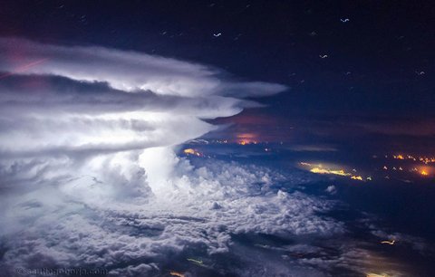 Nebeská nádhera: Pilot fotí blesky a bouřky z kokpitu letadla