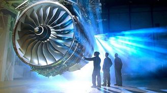Výrobce motorů Rolls-Royce se propadl do rekordní ztráty 