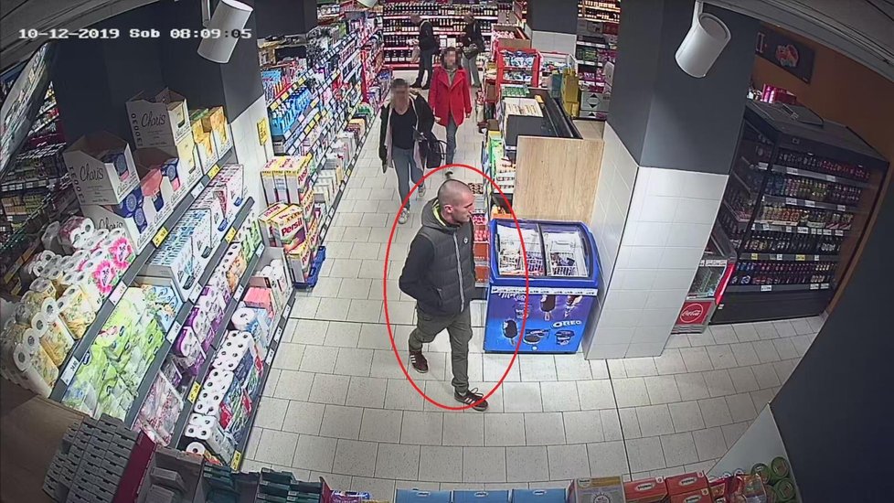Muž ženu v Letenské ulici zfackoval, až spadla na zem, a obral ji o kabelku.