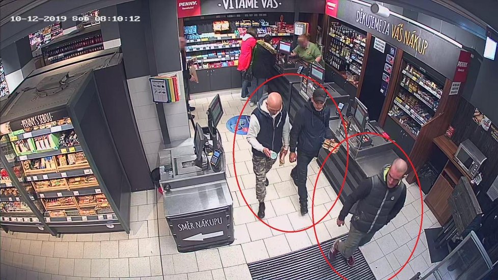 Muž ženu v Letenské ulici zfackoval, až spadla na zem, a obral ji o kabelku.
