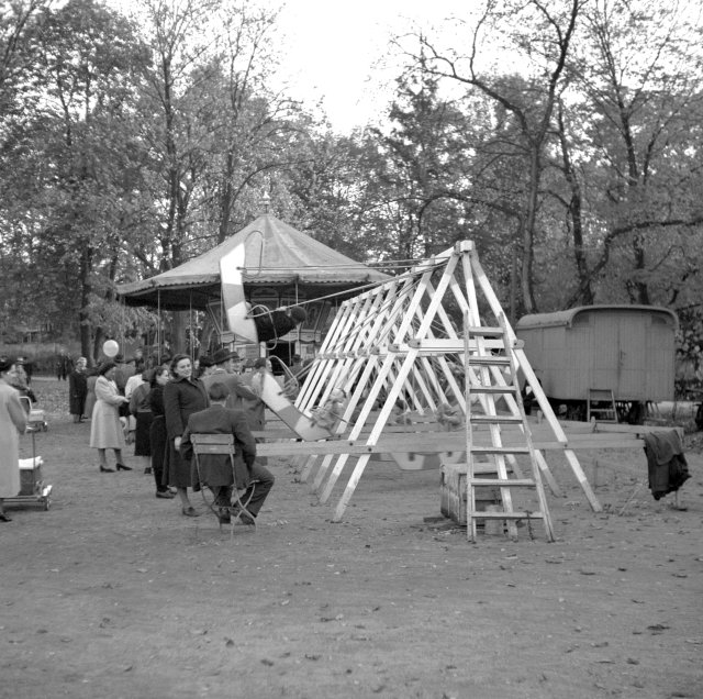 Letenská pláň hostila během historie často i putovní kolotoče, například roku 1949.