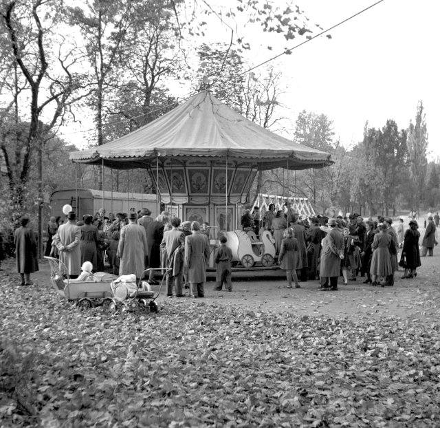 Letenská pláň hostila během historie často i putovní kolotoče, jak například roku 1949.