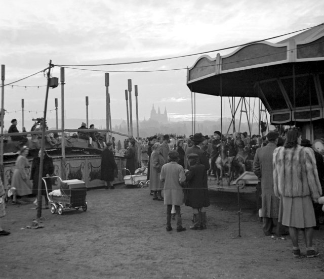 Letenská pláň hostila během historie často i putovní kolotoče, například roku 1949.