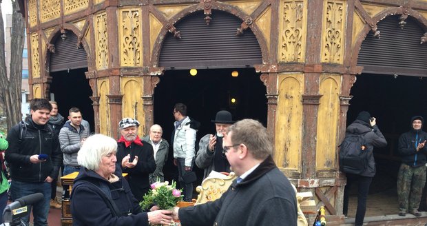 Ředitel muzea Karel Ksandr předává květiny Jarmile Slabé, která pomohla realizovat opravu kolotoče v 90. letech.