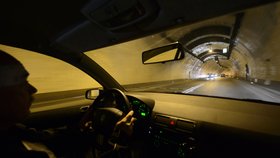 Uzavírka Letenského tunelu se prodlužuje, TSK provede mytí silnice pod tlakem.