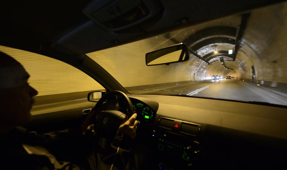 V úterý okolo půl třetí došlo k nehodě tří vozidel v Bubenečském tunelu. (ilustrační foto)