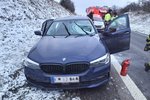 Led letící z náklaďáku zranil v pondělí u Brna řidiče bavoráku.