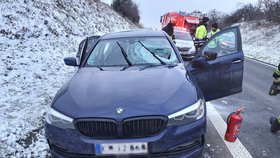 Z náklaďáku odletěl led a zranil řidiče bavoráku: Policie hledá svědky