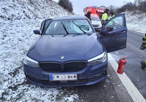 Led letící z náklaďáku zranil v pondělí u Brna řidiče bavoráku.