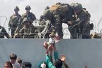 Drama na letišti v Kábulu: Vojáci zachraňují i miminka