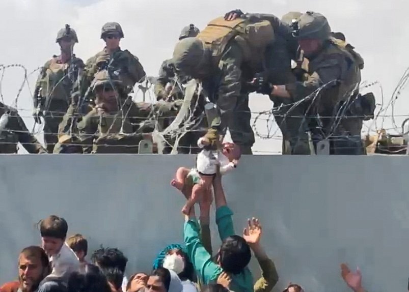 Drama na letišti v Kábulu: Vojáci zachraňují i miminka.