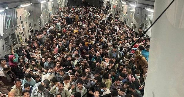 My letíme s vámi! 640 zoufalých Afghánců odlétlo v americkém speciálu pro 150 lidí