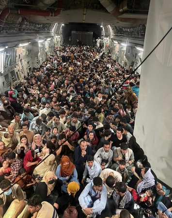 Evakuace z Kábulu: Do amerického speciálu pro 150 lidí se vměsstnalo 640 zoufalých Afghánců