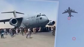 Záběry hrůzy z Afghánistánu: Lidé zkouší prchnout na podvozcích letadel.