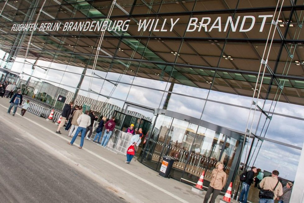 Pozemní personál berlínských letišť Tegel a Schönefeld v pátek ráno vstoupil do pětadvacetihodinové stávky za zvýšení mezd.