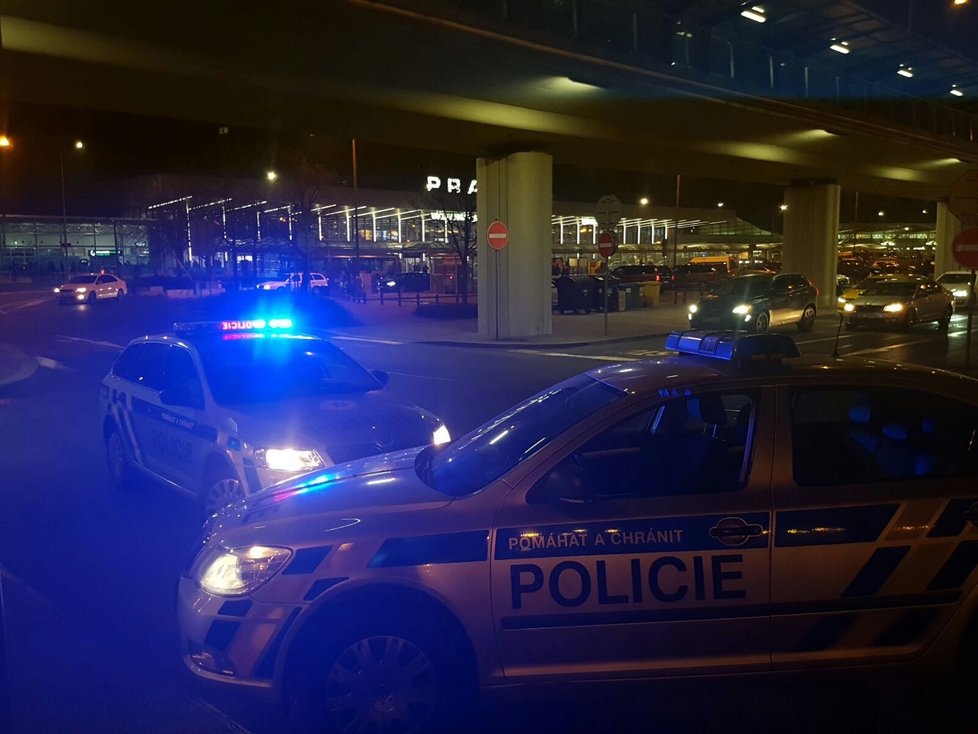 Letiště Václava Havla evakuovali policisté.
