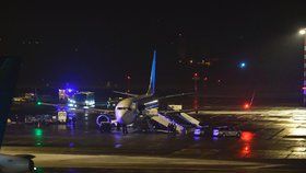 V Praze nouzově přistálo letadlo.  Letušky se obávaly, že je na palubě letadla bomba.