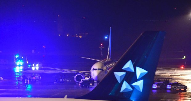 V Praze nouzově přistálo letadlo.  Letušky se obávaly, že je na palubě letadla bomba.