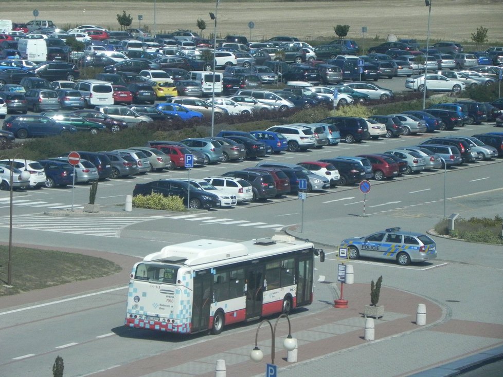 Parkoviště před brněnským letištěm pojme cca 1000 vozů. Provozovatel plánuje do budoucnosti jeho rozšíření.