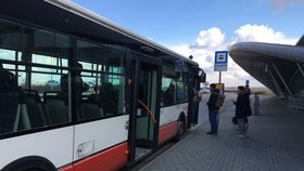 Někteří lidé odjeli z brněnského letiště taxíkem. Malou skupinku odvezl autobus.