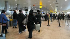 Letiště Brusel/Zaventem: Zpoždění a rušené lety kvůli podezřelé dronové aktivitě (5. 11. 2025).