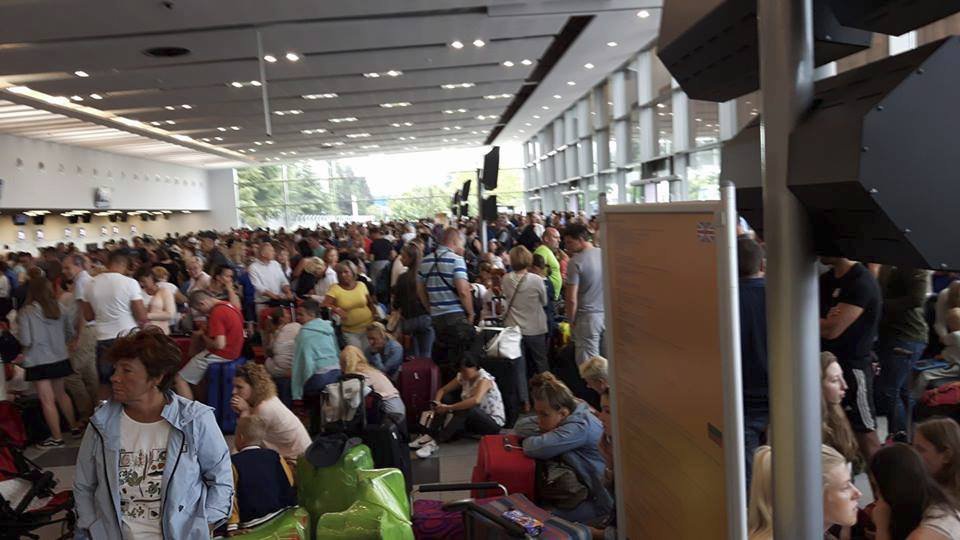 Halu letiště v Burgasu zaplnili cestující, kteří kvůli uzavření letiště nemůžou odletět.